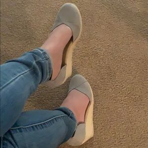 MetroPolitan View Wedge Gray Sandals